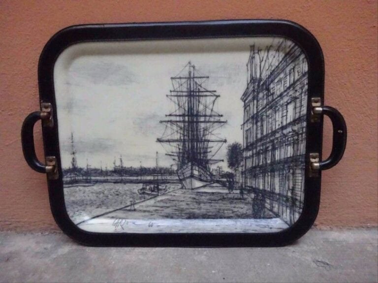 Jean CARZOU (d'après) Plateau de service de section rectangulaire en fibre de verre "Manover" orné d'une oeuvre de l'artiste représentant un voilier à quai dans un por