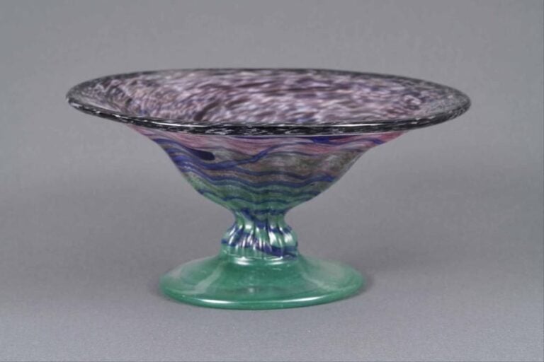 Jean-Claude NOVARO (1943-2014) Coupe de fruits sur piédouche en verre marbré polychrom