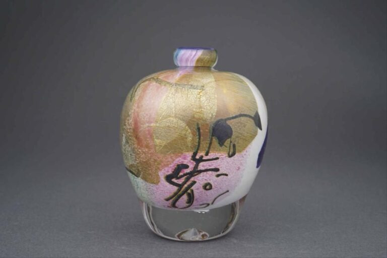 Jean-Claude NOVARO (1943-2014) Petit vase de forme ovoïde en verre soufflé à décor intercalaire polychrome et feuilles d'o