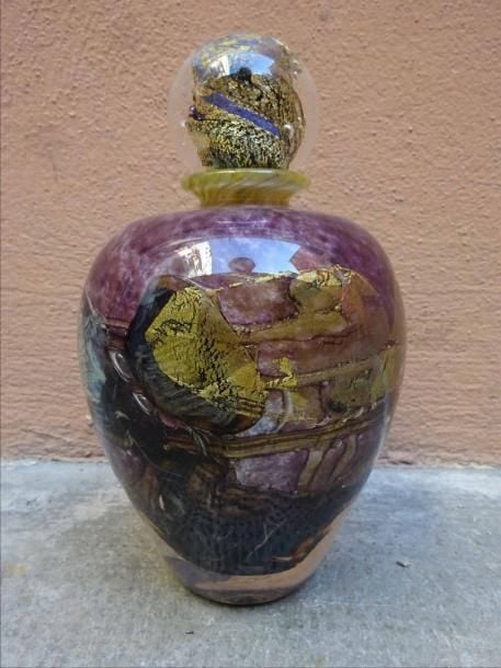 Jean-Claude NOVARO (1943-2015) Falcon ovoïde en verre violacé à décor intercalaire et de paillons d'o