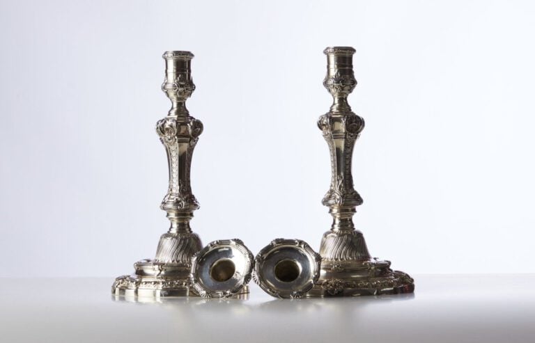 JEAN-FRANÇOIS BALZAC - Paire de flambeaux en argent et - leurs bobèches, la bas…