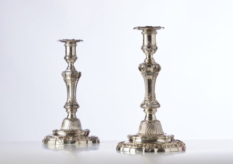 JEAN-FRANÇOIS BALZAC - Paire de flambeaux en argent et - leurs bobèches, la bas…
