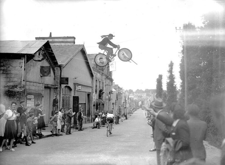 Jean Robic à Locminé - Tour de France 1947 © Collections L'Équipe 18 juillet 194