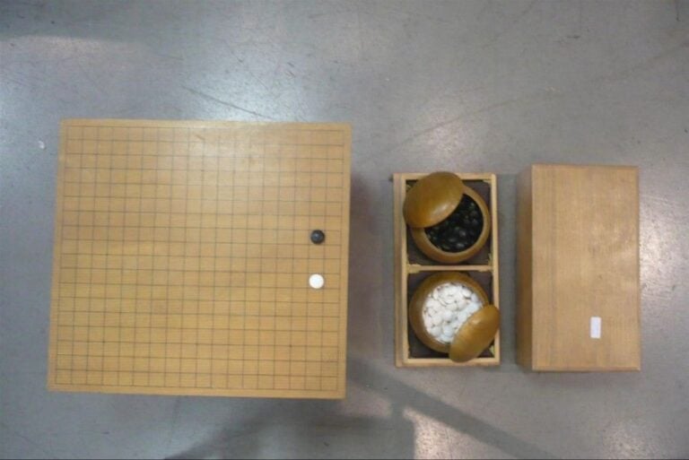 JEU DE GO ET SES JETONS Japon, XXe siècl