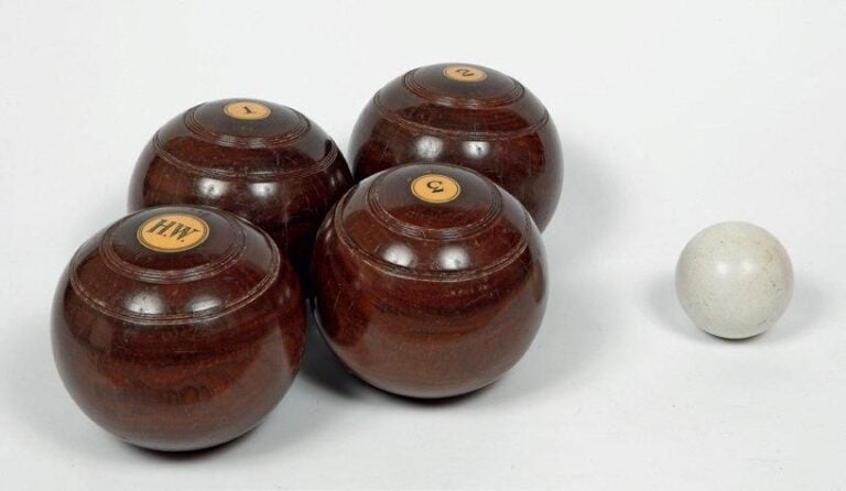 JEU DE WOOD comprenant: quatre boules en gaïac monogrammées