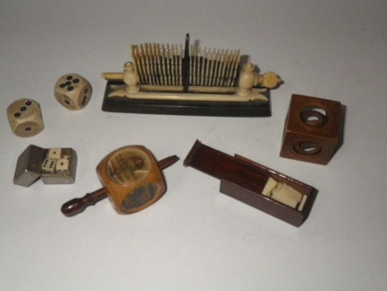 Jeu miniature: toton, dés, dominos miniatures, marqueu