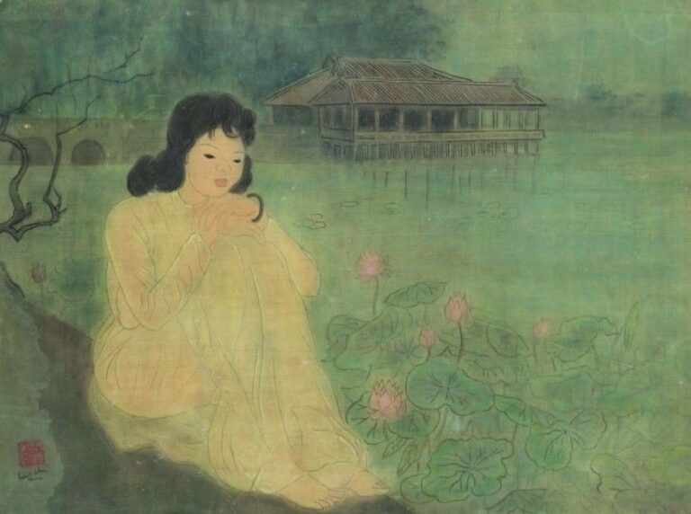 Jeune femme assise près d'un lac