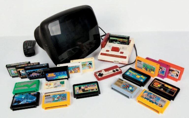 Jeux Vidéo Console de jeu Nintendo Famicom - Ensemble miniature composé d'une télévision design de chez panasonic et d'une console de salon Famicom avec une sélection de 15 classiques incontournables des années 8