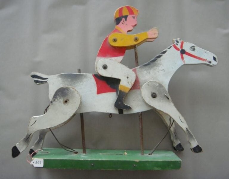 Jockey sur son cheval, jouet en bois articulé (manques), L: 33 cm