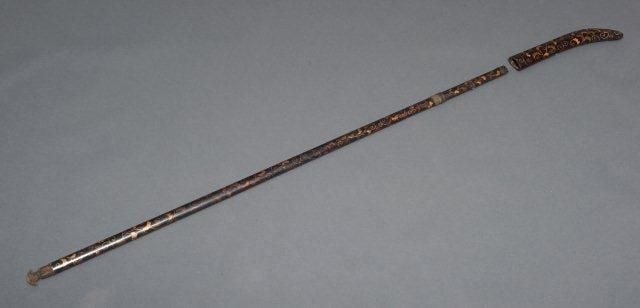 Jolie lance de bois laquée noire décorée de motifs floraux en laque dorée et argentée maki-