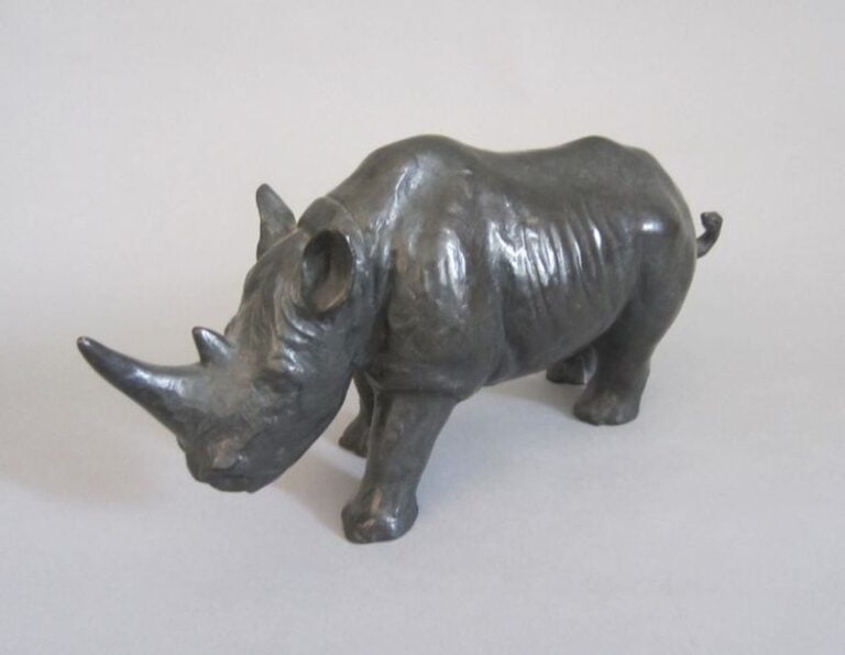 JORGE BORRAS (né en 1952) Rhinocéros Bronze à patine noire 16 x 32 cm