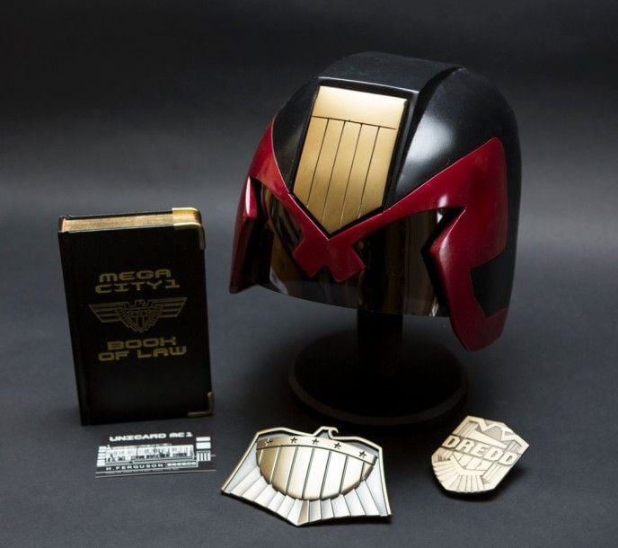 Judge Dredd Lot réplique «Judge Dredd»: Casque avec présentoir, boucle de ceinture, badge Dredd, replique Unicard et «book of law