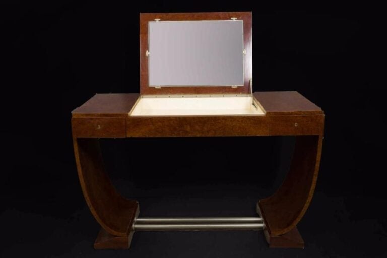 Jules LELEU (1883-1961) Coiffeuse en placage de loupe d'amboine à plateau rectangulaire ouvrant en partie centrale par un abattant dévoilant un miroir et un casier double, entre deux tiroirs latéraux en ceinture sur un  piétement lyre à double traverses tubulaires en métal chromé  H (couvercle fermé): 71 cm - l: 115 cm - P: 50 cm  Provenance: Tajan Paris, 19/10/2001, lot 279  A ART DECO "COIFFEUSE" BY JULES LELEU (1883-1961)