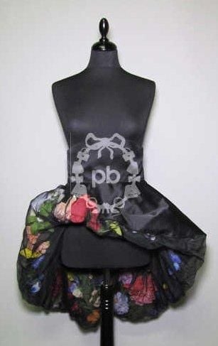 JUPE asymétrique en satin duchesse noir entièrement doublée de fleurs en tissu multicolore sous mousseline à la couleur, taille haute, effet de petits revers sur le devant (env TS)