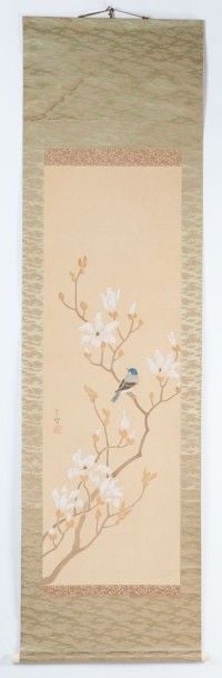 Kakemono à décor peint d'un oiseau dans un magnolia en fleur