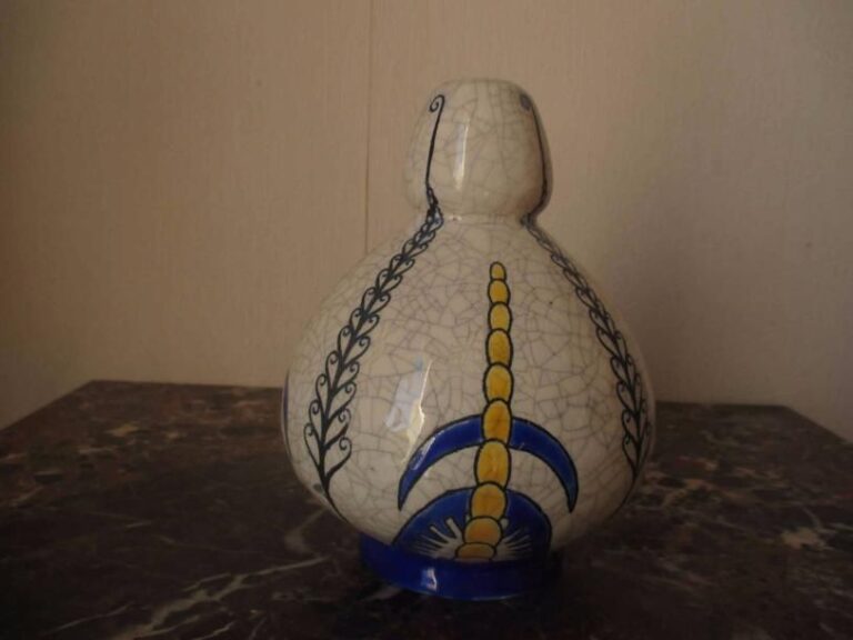 KERAMIS Petit vase en faïence émaillée de forme ovoïde à décor tournant stylisé d'épis de blé sur fond blanc craquel