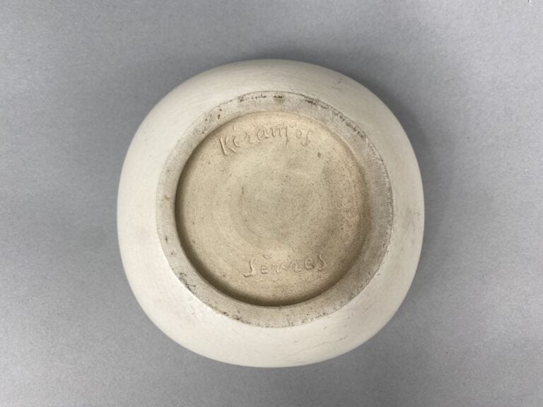 KERAMOS, SEVRES - Suite de trois coupes à bord polylobé en faïence émaillée bla…
