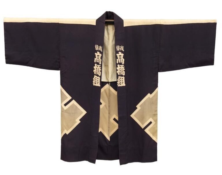 Kimono court pour homme en soie noire garni d'un motif graphiqu