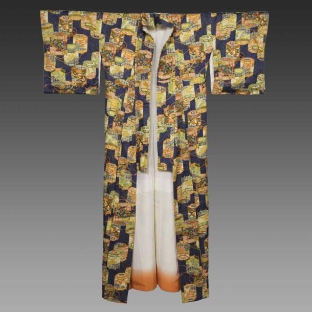 KIMONO EN SOIE BLEUE Japon, Epoque XXe siècle A décor imprimé de sellettes (ou tabourets) octogonales (octogonaux