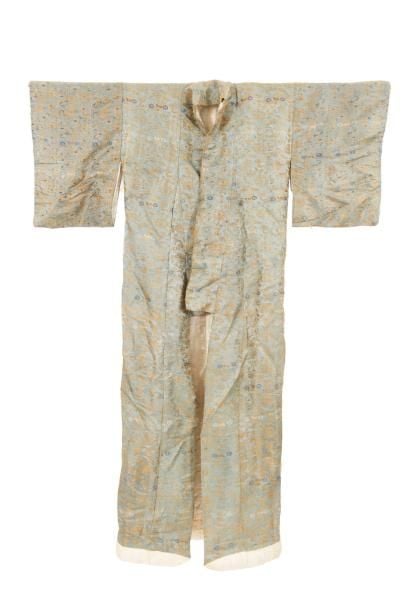 Kimono japonais de couleur verte garni de brocart en soie bleue et doré