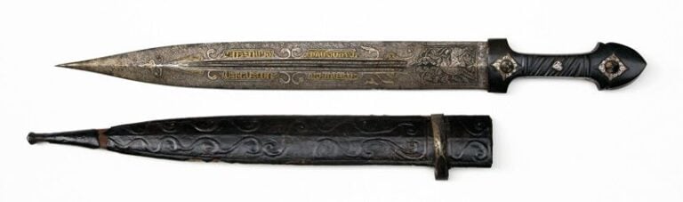 KINDJAL OU DAGUE ARMÉNIENNE Lame d'acier à double gouttière, damasquinée d'or et d'argent avec inscriptions arméniennes dans des cartouches et gravée d'un lion près du manch