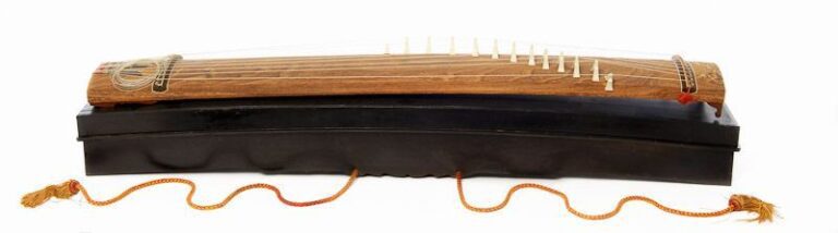 Koto (instrument de musique) à treize cordes avec chevalet
