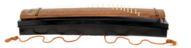 Koto (instrument de musique) à treize cordes avec chevalet
