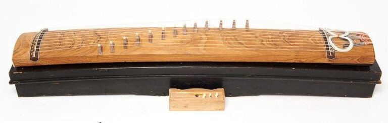 Koto (instrument de musique corde) dans sa boite d'origine laquèe noir