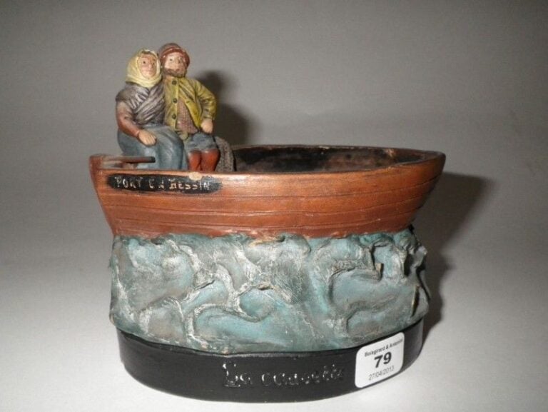 La causette Couple dans une barque vide-poches en terre cuite polychrome, cachet CIA, situé Port-en-Bessi