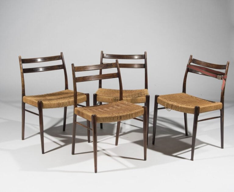 LA MAISON DANOISE - Table de salle à manger en bois verni circulaire à quatre p…