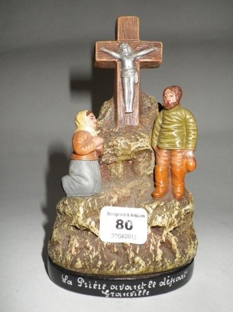 La prière avant le départ Couple devant un calvaire en terre cuite polychrome, situé Granvill