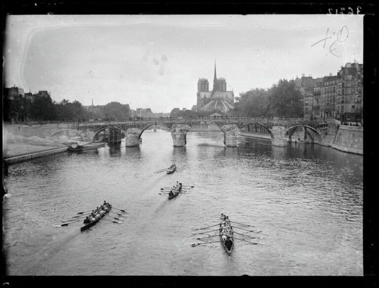 La traversée de Paris en aviron - 1920 © Collections L'Équipe 9 mai 192