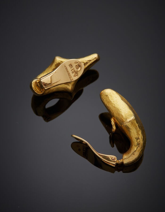 LALAOUNIS - Paire de CLIPS d'OREILLES en or jaune (750‰) martelé. - Signée LALA…
