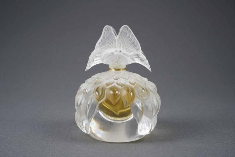 LALIQUE FRANCE Modèle "Butterfly" Flacon en cristal de forme ovoïde à décor de pétales, le bouchon figurant deux papillons affrontés aux ailes déployée
