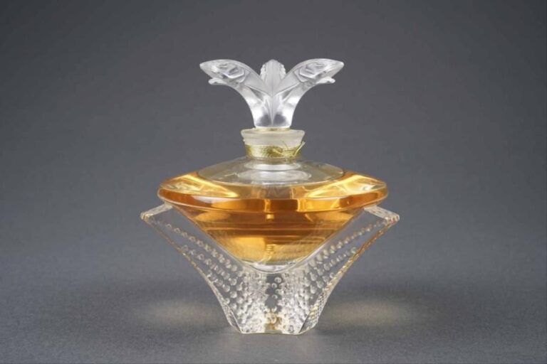 LALIQUE FRANCE Modèle "Cascade" Flacon de parfum en cristal à décor d'une fontaine stylisée, son bouchon figurant trois têtes de poisso