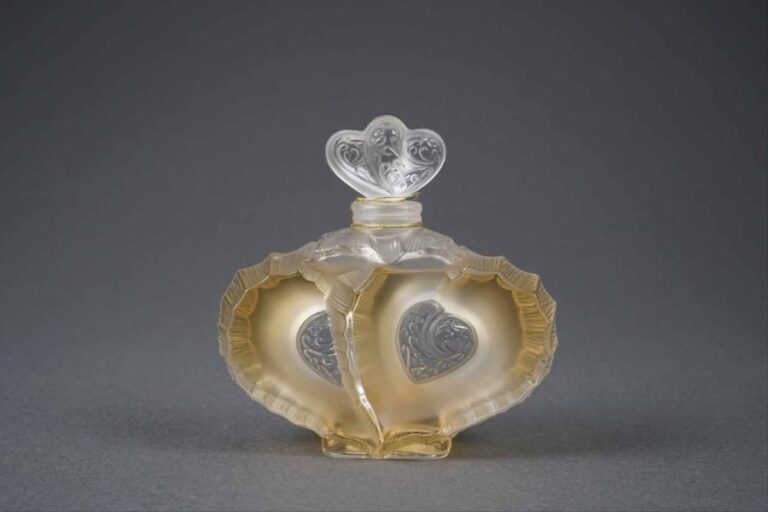 LALIQUE FRANCE Modèle "Deux Coeurs" Flacon de parfum en cristal en forme de deux coeurs s'insérant l'un dans l'autre, en partie satiné, la bordure rainuré