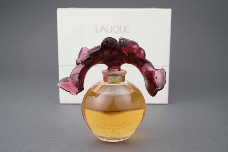 LALIQUE FRANCE Modèle "Envol" Flacon de parfum en cristal de forme ovoïde, son bouchon en cristal teinté rouge rosé figurant un envol de papillon
