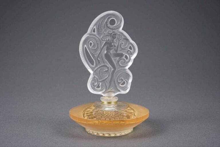LALIQUE FRANCE Modèle "Le Songe" Flacon de parfum en cristal de forme disque à fond perl