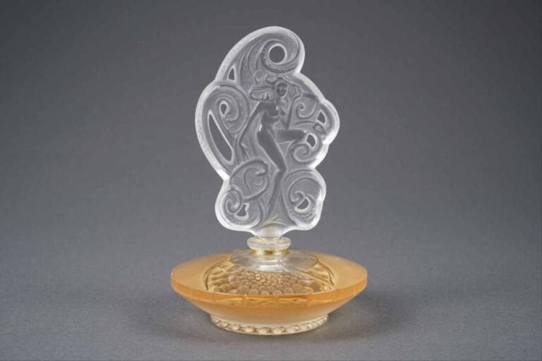 LALIQUE FRANCE Modèle "Le Songe" Flacon de parfum en cristal de forme disque à fond perl