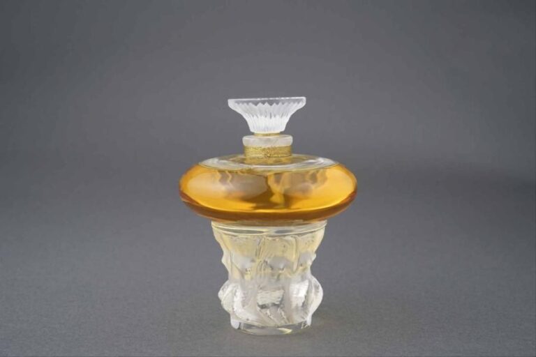 LALIQUE FRANCE Modèle "Les Sirènes" Flacon de parfum en cristal partiellement dépoli en forme de vase, la base à décor moulé en relief de sirènes, son bouchon évasé à décor rainur