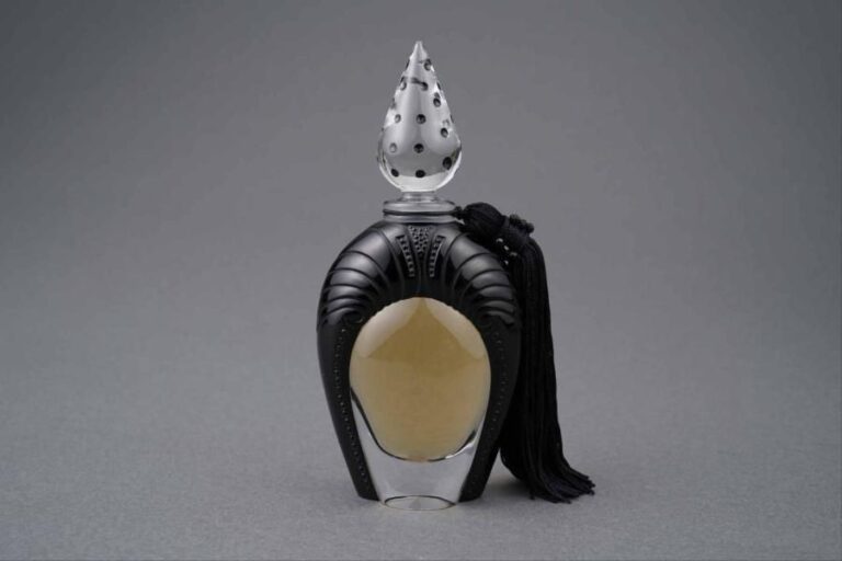 LALIQUE FRANCE Modèle "Shéhérazade de Lalique" Flacon en cristal, panse à découpe piriforme et épaulement de couleur noir