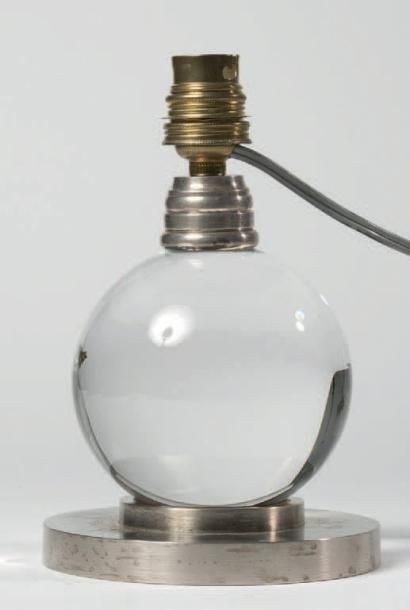 LAMPE à base formée d'une boule de cristal de Baccarat reposant sur une cuvette en métal nickel