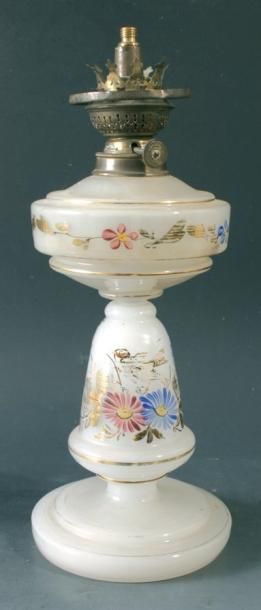 Lampe à pétrole en opaline pâte de riz à décor de fleurs roses et bleues et de feuillages dorés (verre de lampe manquant