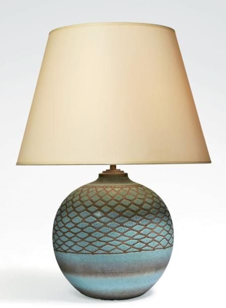 Lampe boule à décor de croisillons Lampe boule émaillée bleu craquelé, partiellement essuyé sur la partie basse de la pans