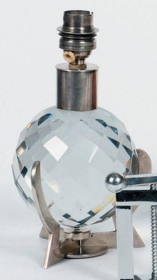 Lampe de chevet à corps en boule en cristal facetté et monture en métal argenté sur socle à griffe tripod