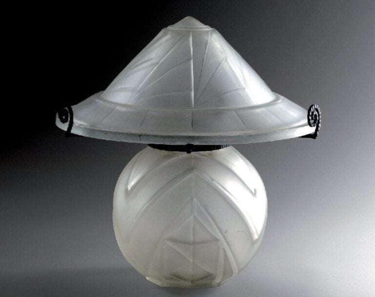 Lampe de table à base sphérique et abat-jour coniqu