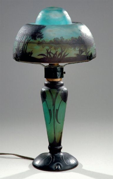 Lampe de table en verre gravé à l'acide à chapeau demisphérique à haut bombé et piétement balustre sur piedouch