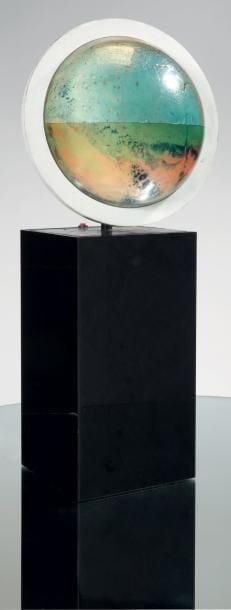 Lampe de table Lampe de table composée de boules en Perspex, moteur électrique, liquide teinté éclairé de l'intérieur, le tout reposant sur un socle en méta