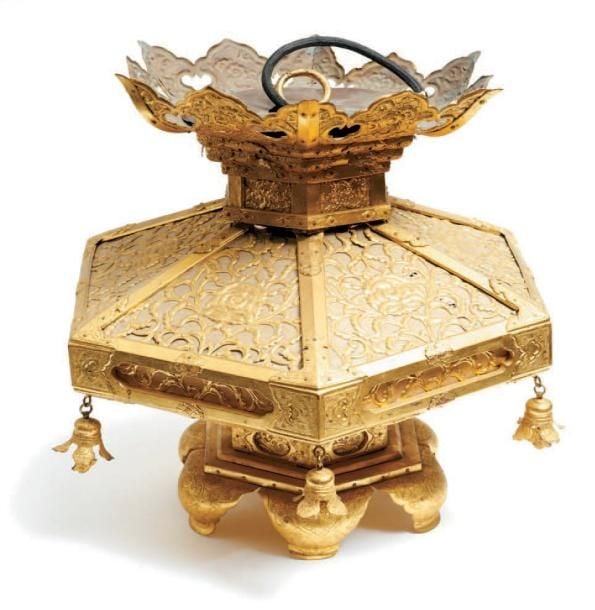 Lampe de temple à accrocher de forme hexagonale en bronze doré à la feuille et à décor dit de «pattes de chat