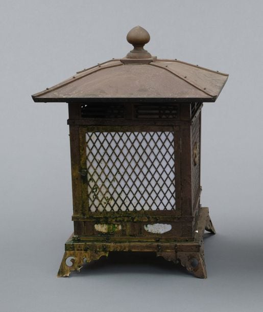 Lampe de temple carrée en bronze, décorée d'un emblème en forme de feuille d'abricotier (anzu), et d'un autre en forme de cerisier en fleur (sakura